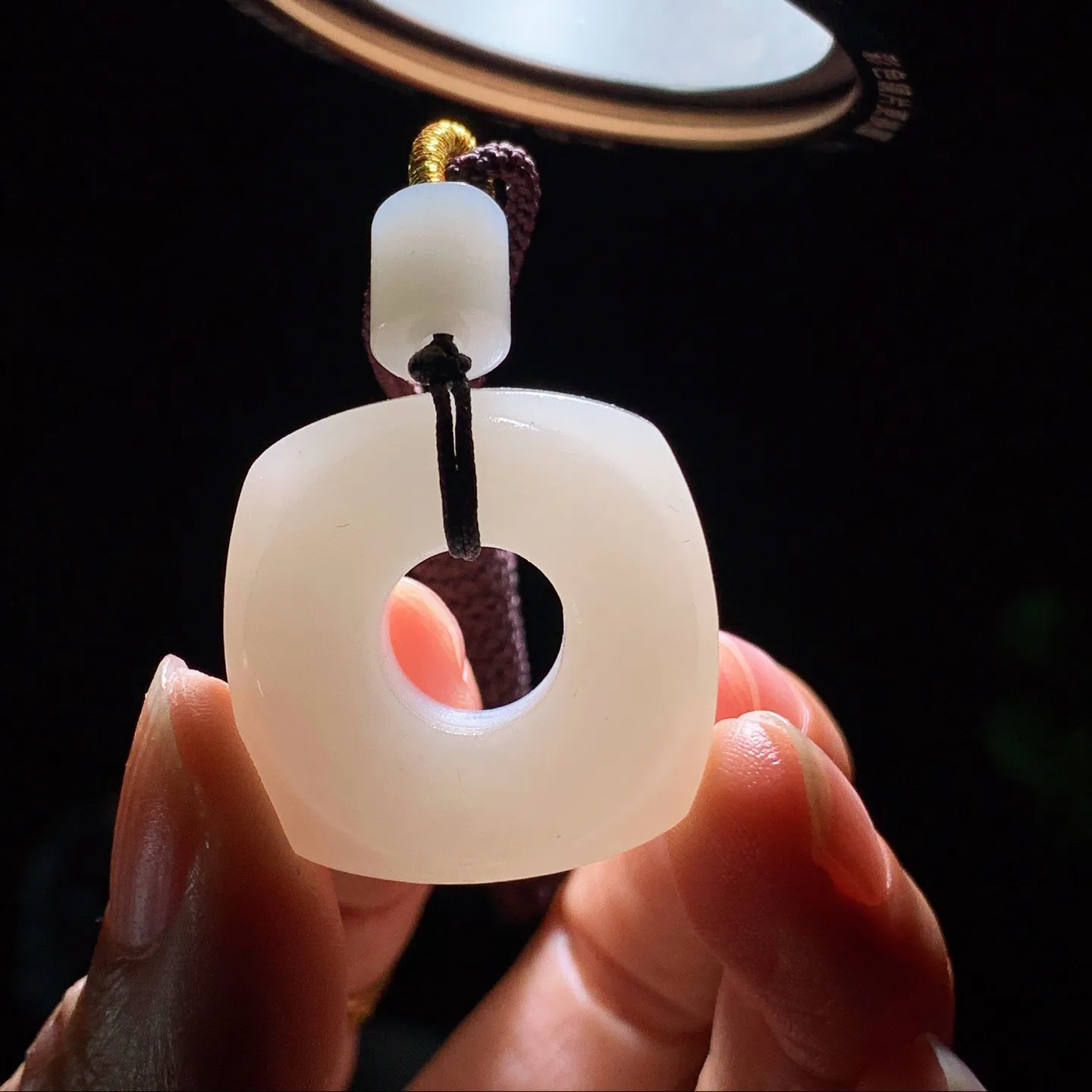 和田玉羊脂白玉四方平安扣挂件。尺寸27/12重20克。玉质细腻油润。手推出油。佩戴高端典雅。lt25128