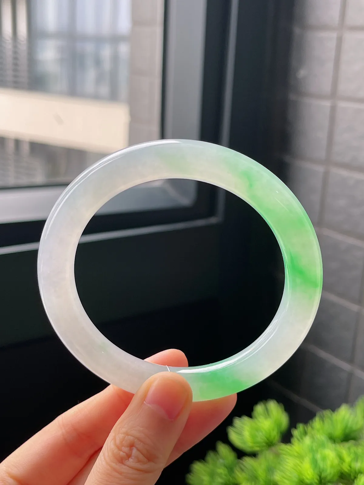 圆镯59圈口，翡翠冰糯种飘绿手镯