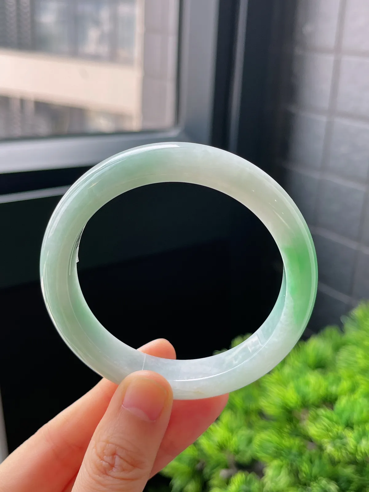 正圈55.6圈口，翡翠糯化种飘绿白底青手镯