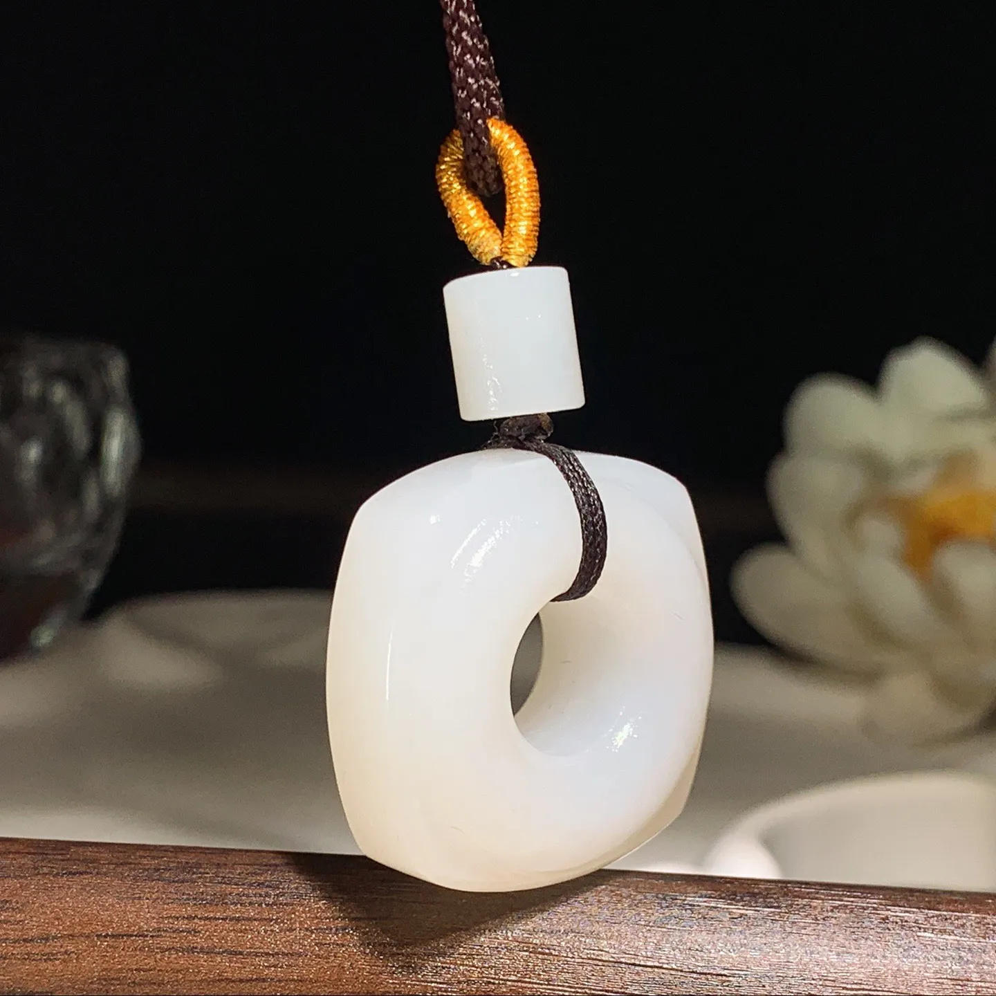 和田玉羊脂白玉四方平安扣挂件。尺寸27/12重20克。玉质细腻油润。手推出油。佩戴高端典雅。lt25128