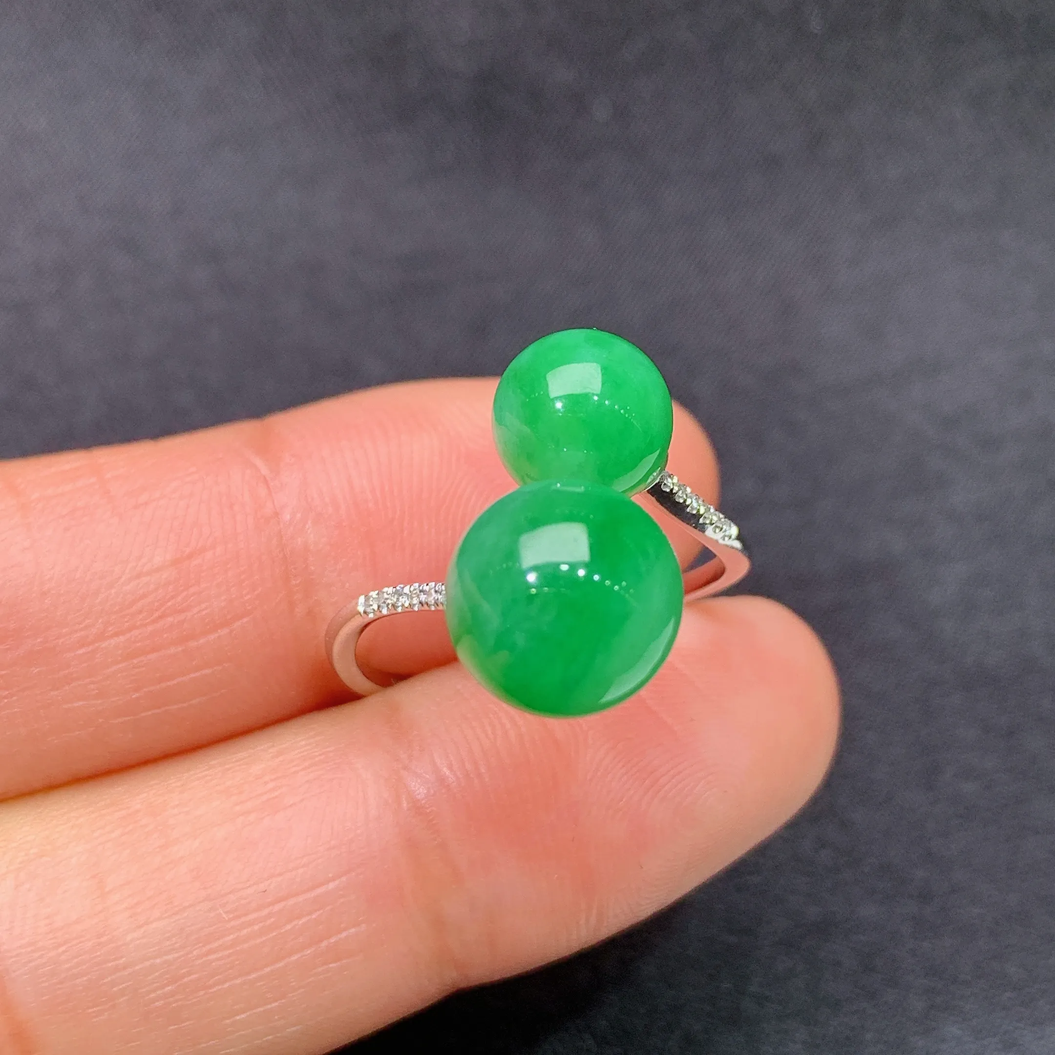 冰阳绿圆珠戒指，18k金镶嵌，简约时尚，冰润色阳，种水足Hl 圈口16 整体尺寸9.2