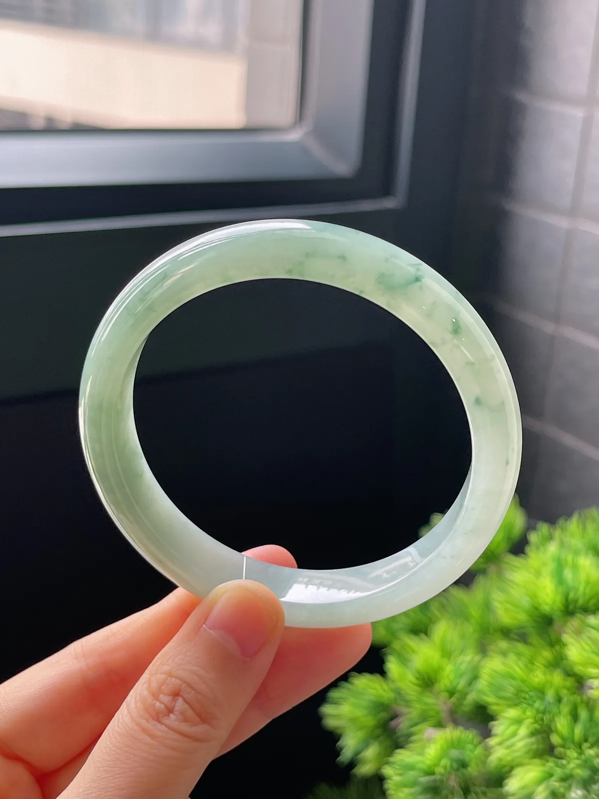 正圈59.3圈口，翡翠冰糯种淡绿色飘花手镯