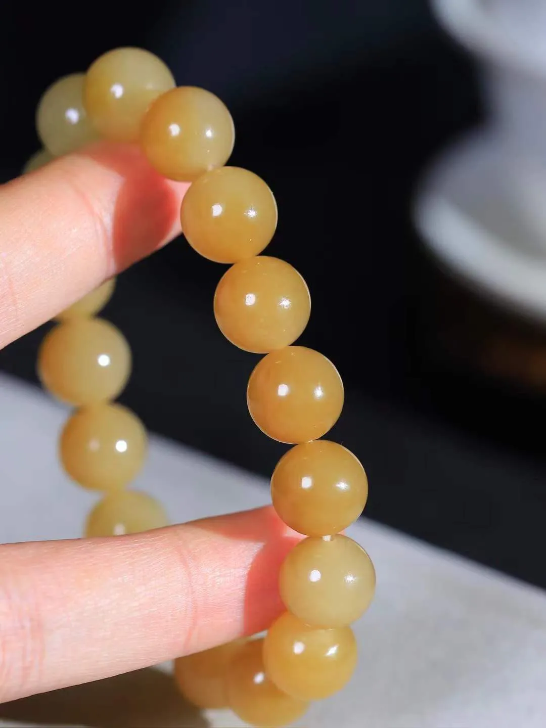 【珠圆玉润.手串】

精品和田玉糖玉珠圆玉润手串 玉质温润细腻  整串打磨圆润，佩戴舒适。珠珠落玉盘，间关莺语花底滑，一生美好时光，无论身在何处，都有它相伴相守。事事顺遂，幸福美满，吉祥如意。重44.8克 尺寸取一12mm FDL-16102800