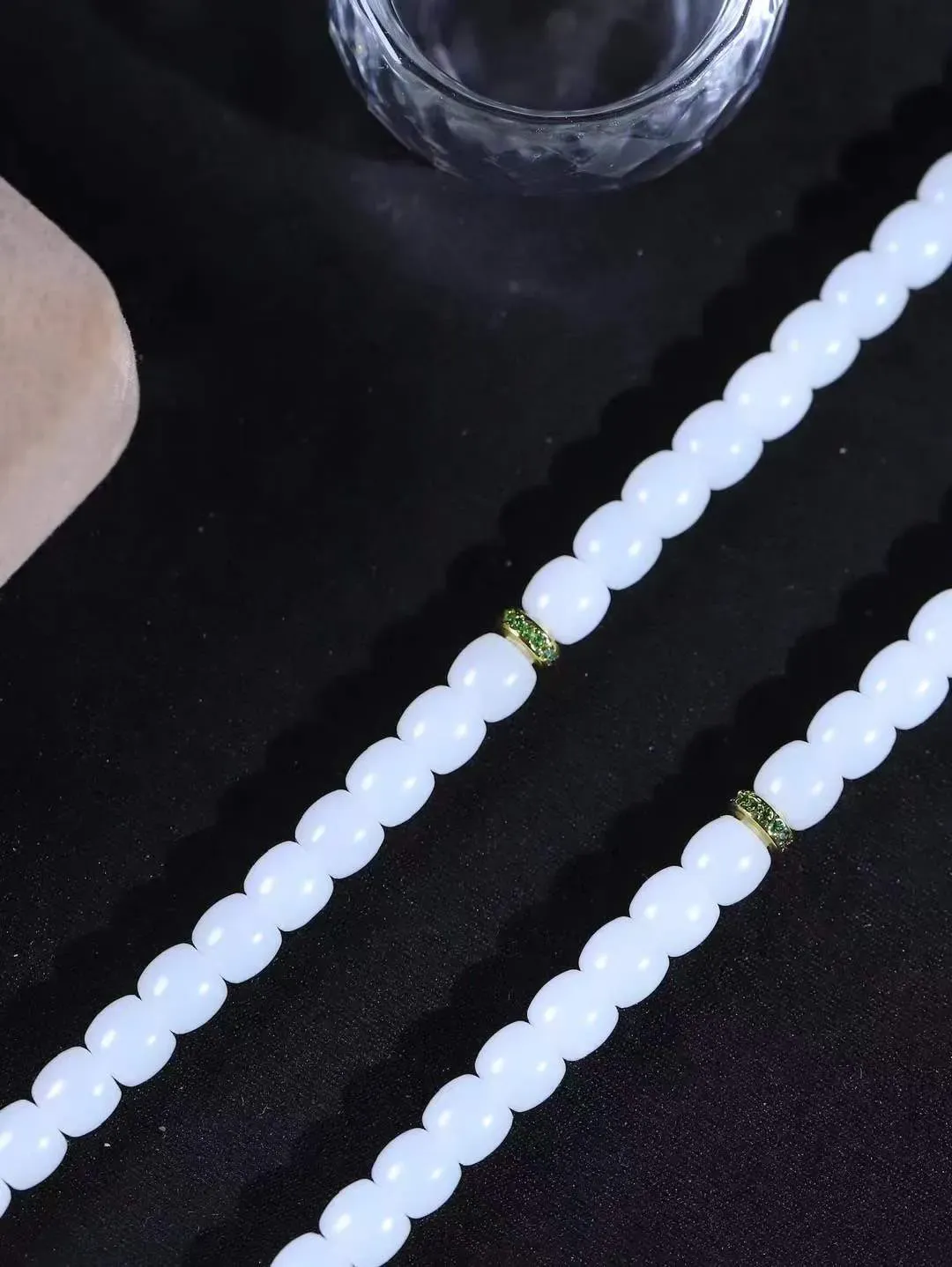 【链.108】

精品和田玉白玉直切珠108挂链 玉质温润细腻 油性十足 佩戴舒适。珠珠落玉盘，间关莺语花底滑，一生美好时光，无论身在何处，都有它相伴相守。事事顺遂，幸福美满，吉祥如意。重59.8克 尺寸取一5.9-6.7mm FDA-78162892