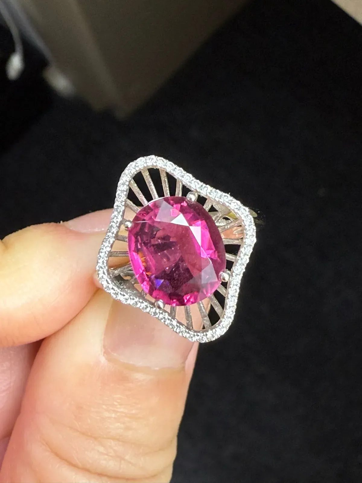 18k金镶嵌天然碧玺戒指！颜色超美！整体尺寸18.7*15.7mm，重4.186克，圈口14可改