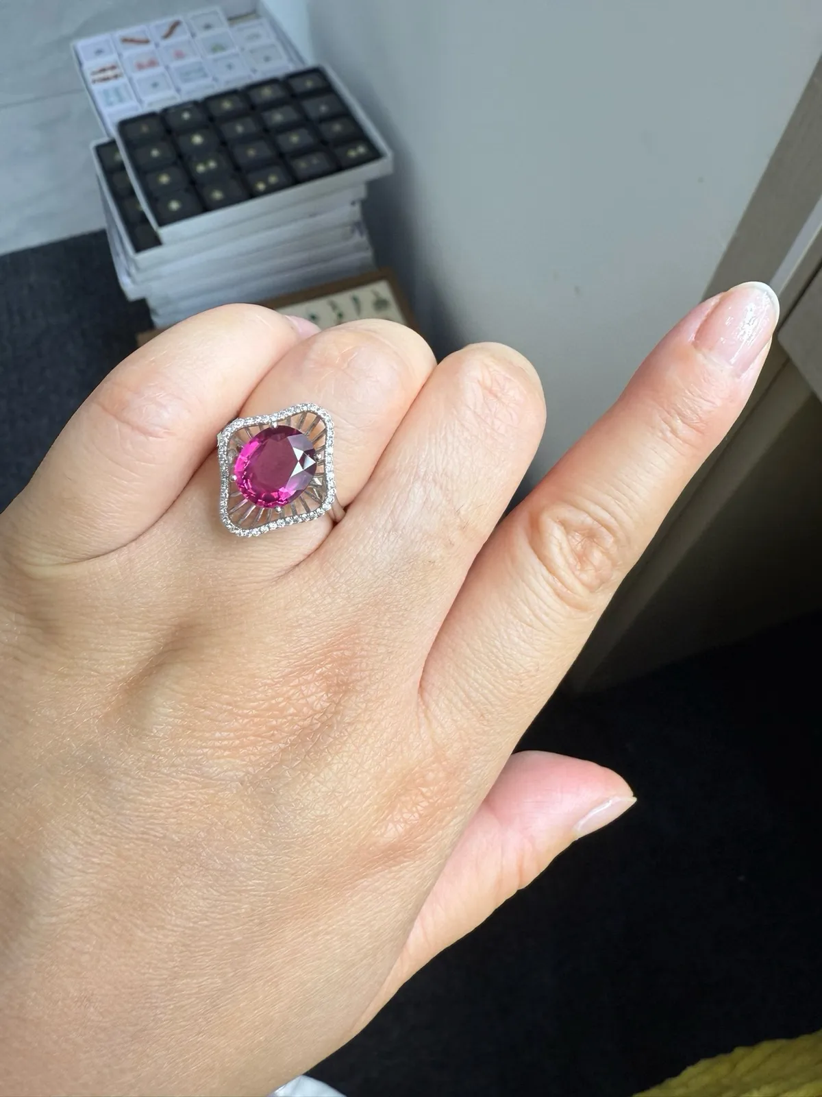 18k金镶嵌天然碧玺戒指！颜色超美！整体尺寸18.7*15.7mm，重4.186克，圈口14可改