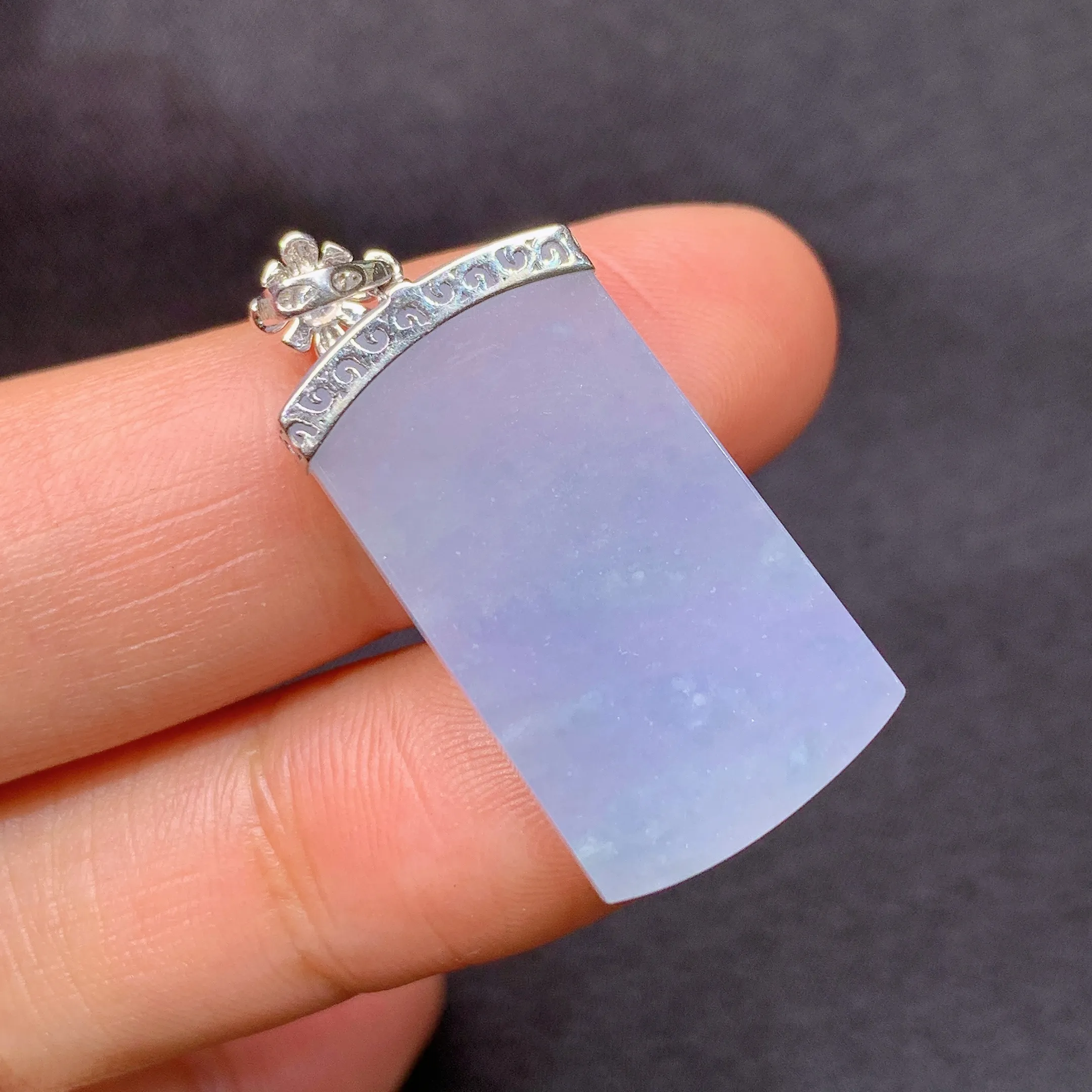 冰紫罗兰无事牌吊坠，18k金镶嵌，温润细腻，颜色浓郁，整体尺寸31*14.2*2.7