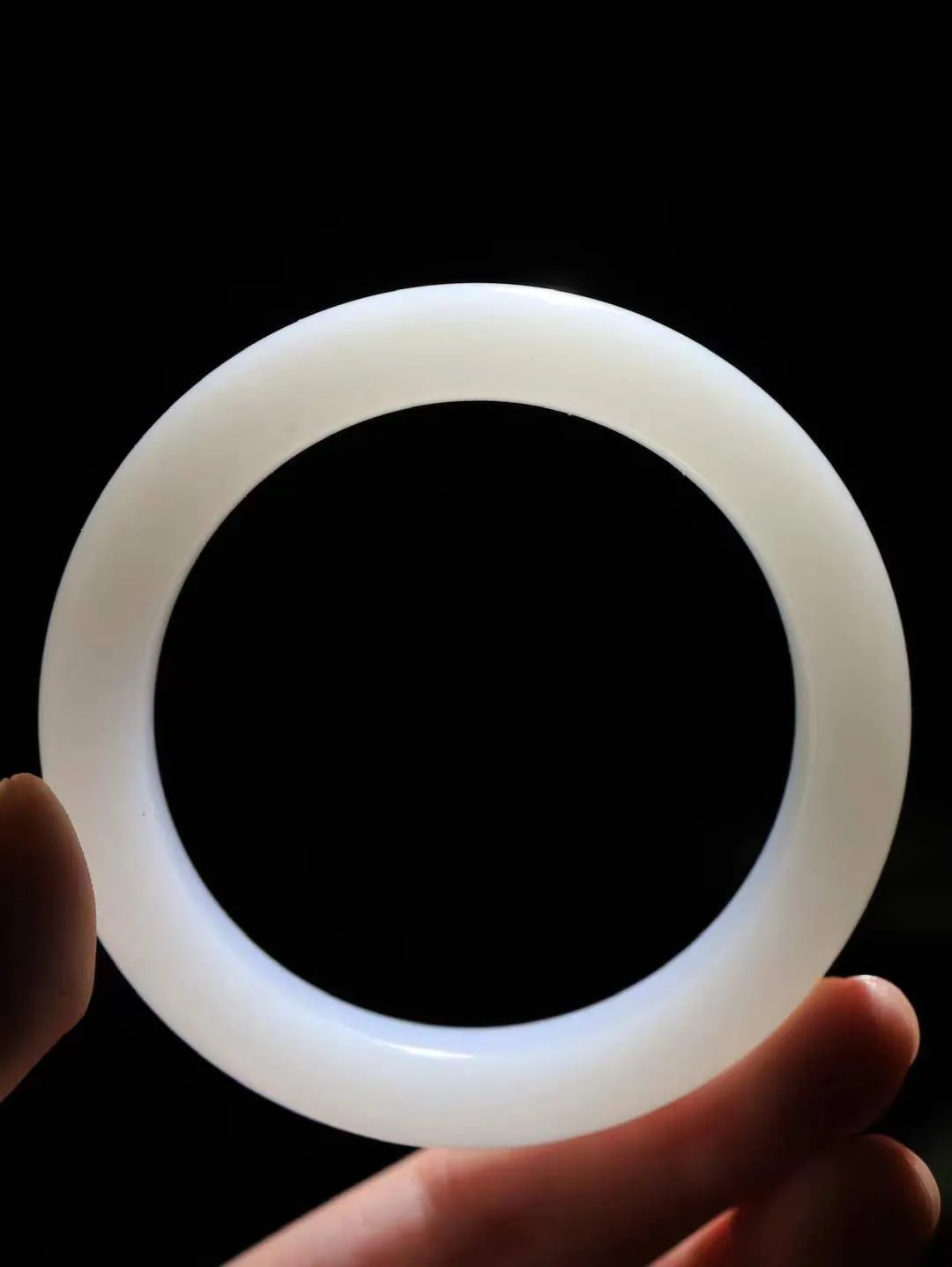 【婉约佳人.手镯】

收藏级和田玉白玉手镯 玉质温润细腻 油性十足 手感舒适，高华雅逸，线条流畅，简约大气，美自天成，素雅高贵。佩戴于腕间，婉约之美，举手投足间透出那份低调奢华。重76.8克 内径57mm  尺寸15-10.2mm   FDL-78102833