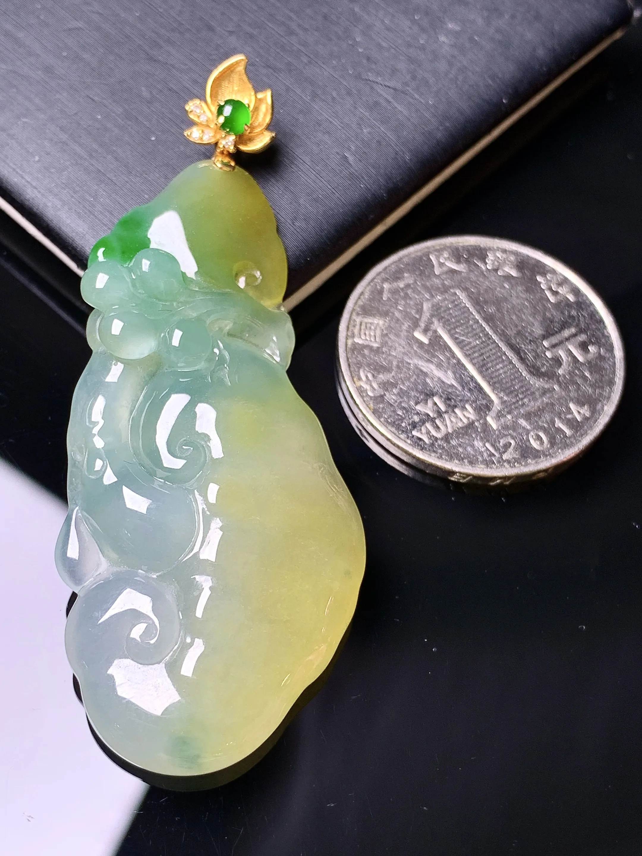 18k金镶嵌飘黄绿翡如意吊坠 玉质细腻 色泽清新艳丽 整体尺寸57.6*23*5.8