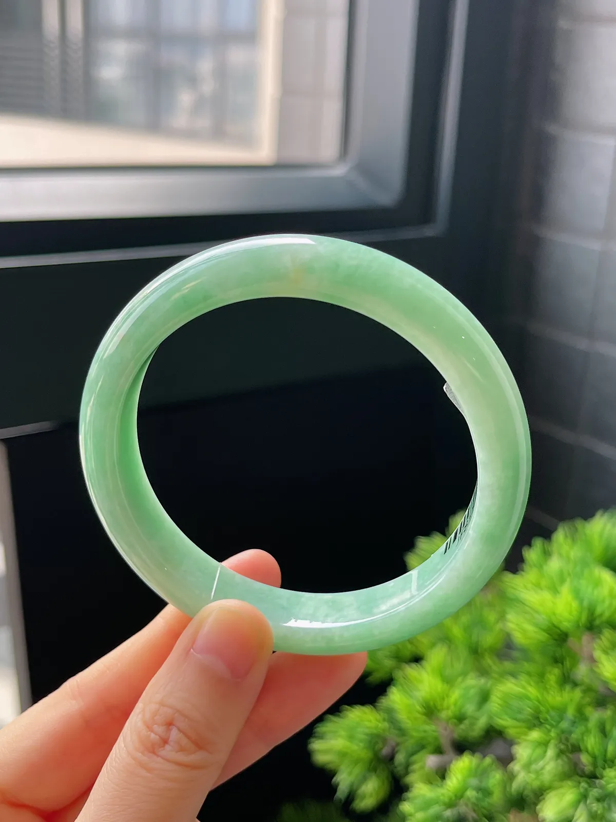 正圈59.2圈口，翡翠糯化种淡绿色手镯