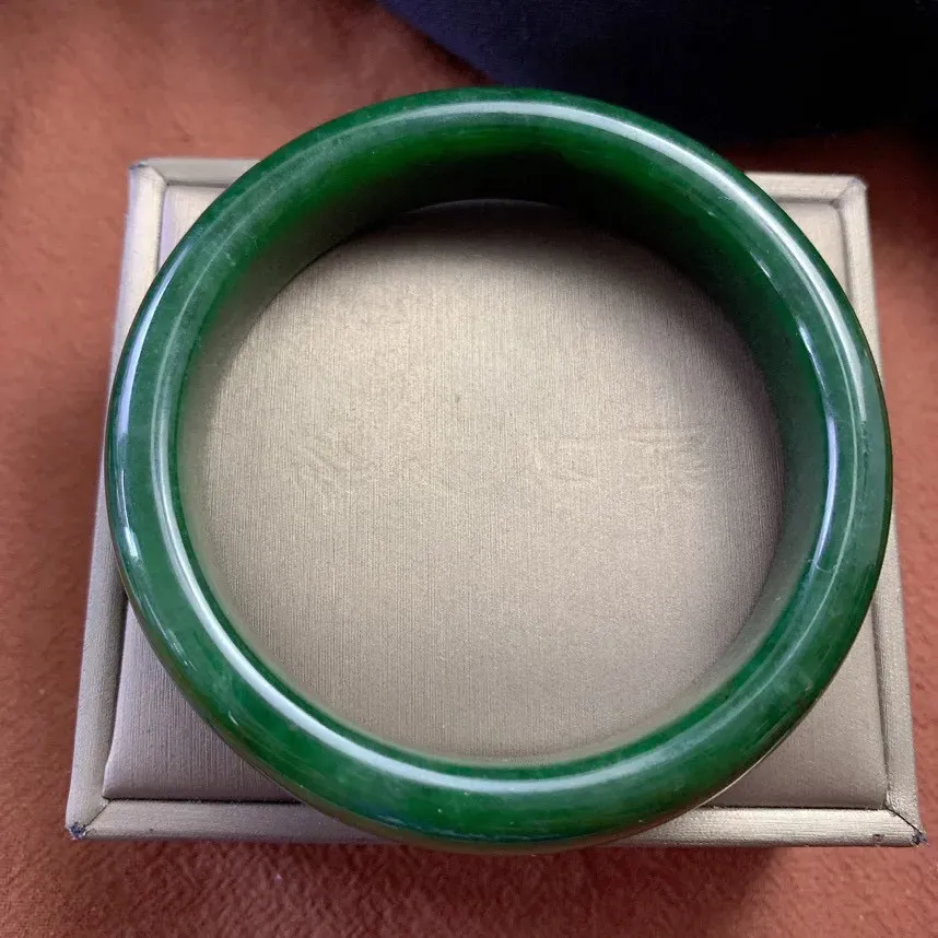 和田玉碧玉58.6圈口菠菜绿手镯，圈口58.6宽度14.1厚度8.3精品菠菜绿
