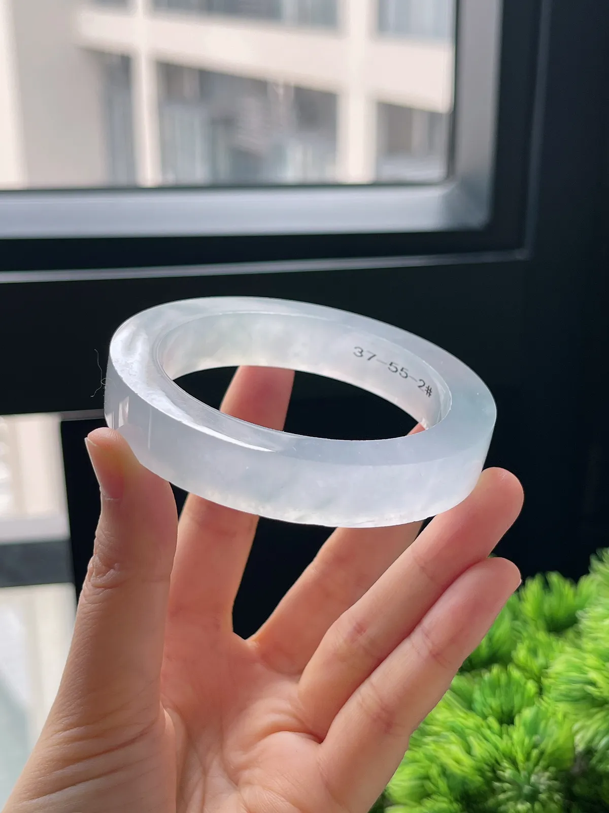 翡翠冰种淡绿色毛坯，⭕️正圈最大做57.7；最小做55.6