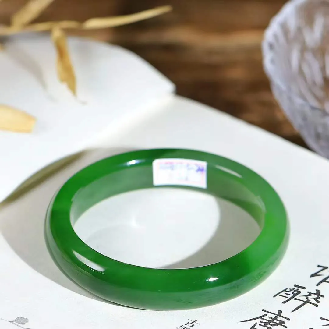 【倾心.手镯】

精品和田玉碧玉手镯 玉质温润细腻 油性十足 手感舒适，高华雅逸，线条流畅，简约大气，美自天成，素雅高贵。佩戴于腕间，婉约之美，举手投足间透出那份低调奢华。 重44.7克 内径52.7mm 尺寸12-7.7mm  78302278YY