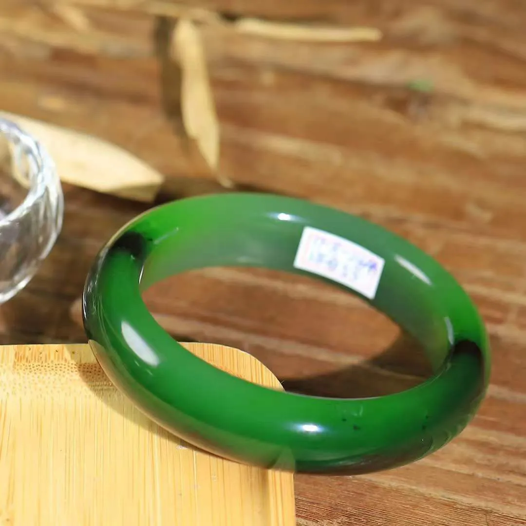 （柔情似水.手镯）

精品和田玉碧玉手镯，玉质温润细腻，镯型饱满圆润，优雅知性，姽婳于幽静兮，又婆娑乎人间，经典款型，古朴典雅。极具灵性，腕间风情，风姿卓越。 
重58.8克    内径53.5mm 尺寸13.8-8.6mm   78302278YY