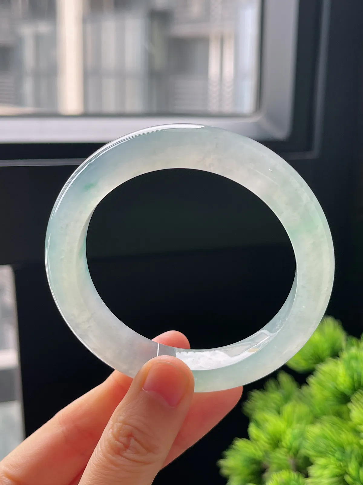 正圈55.7圈口，翡翠冰种飘绿手镯