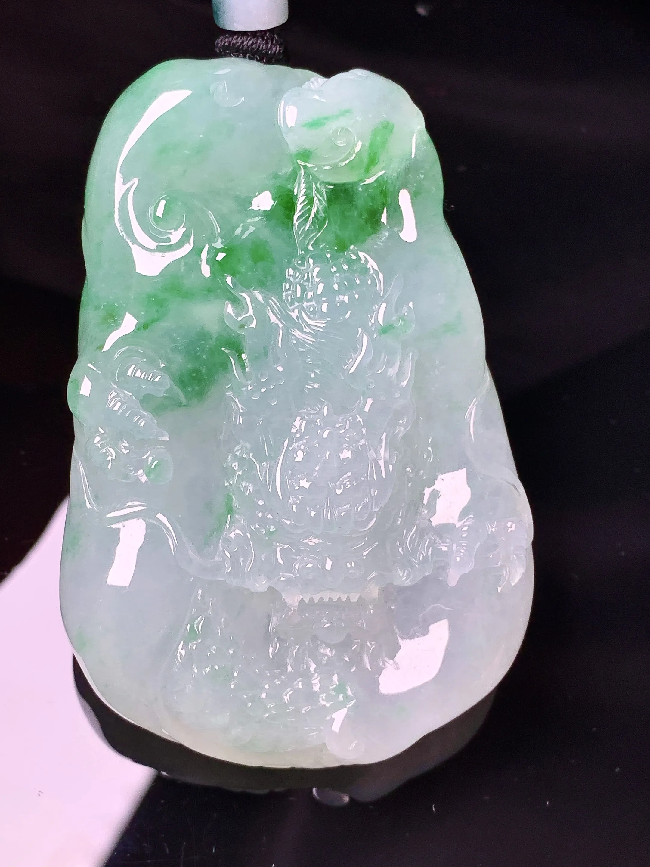 飘绿龙牌吊坠 玉质细腻 色泽清新艳丽 整体尺寸60.3*40.2*10.2