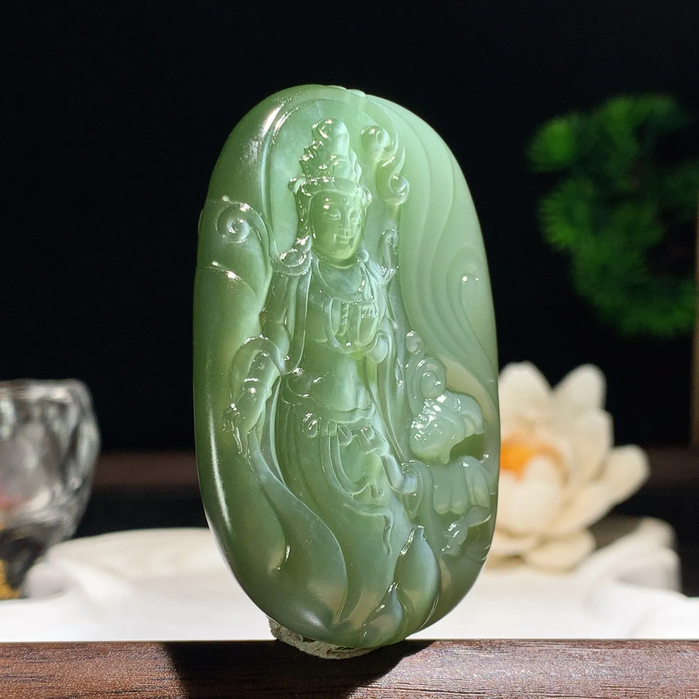和田玉阳绿俄罗斯碧玉猫眼观音挂件。尺寸62/40/12重58克 玉质细腻油润 底色纯净 脂粉好，品质