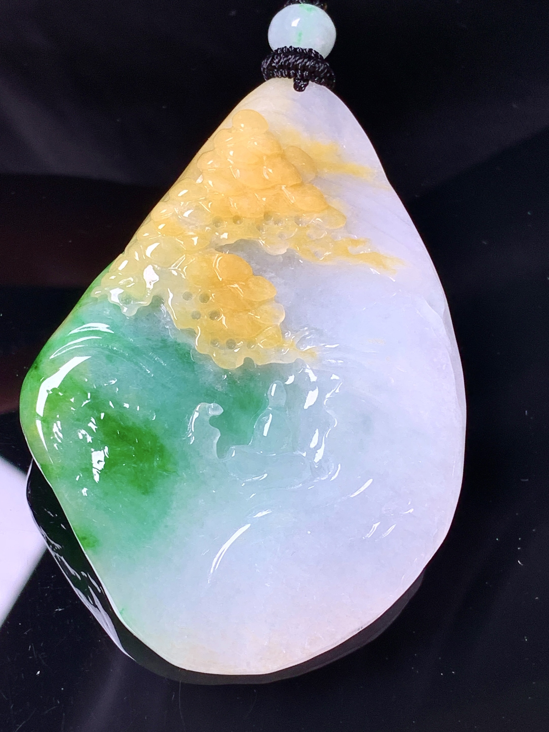 飘黄绿翡悟道山水牌子吊坠 玉质细腻 色泽清新艳丽 整体尺寸57.8*39.5*6.5