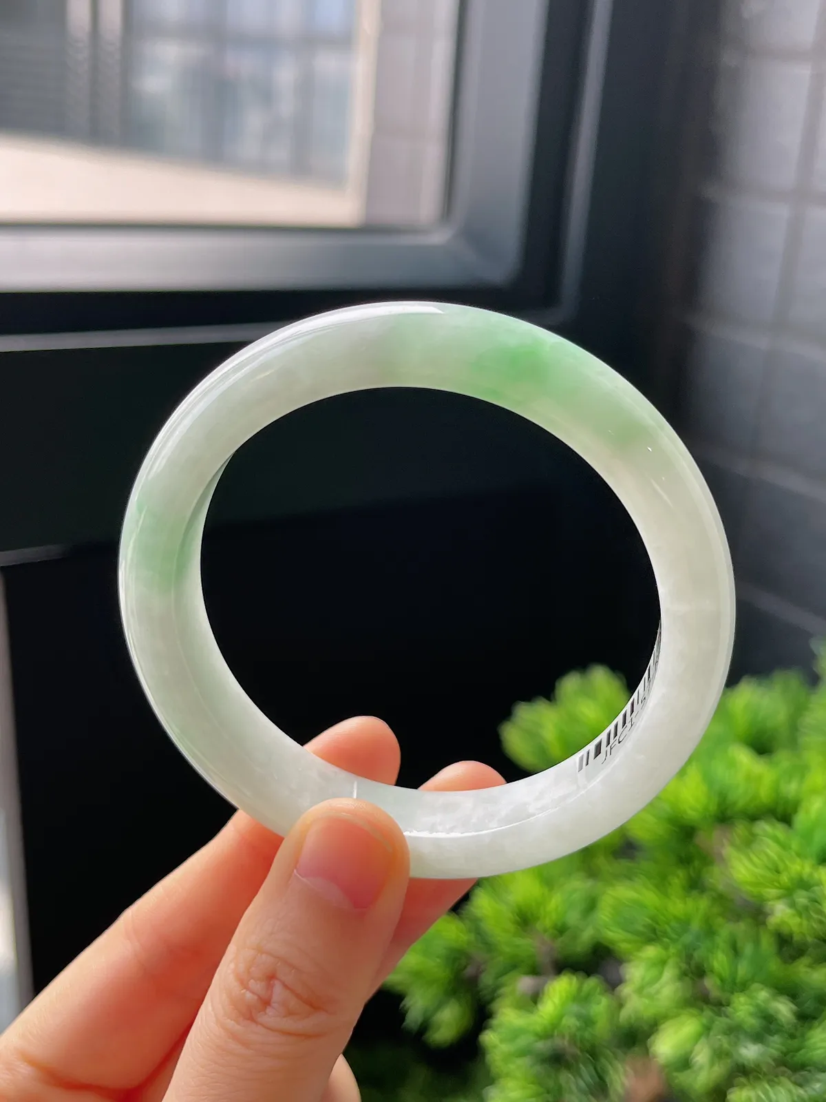 正圈56.5圈口，翡翠糯化种飘绿手镯