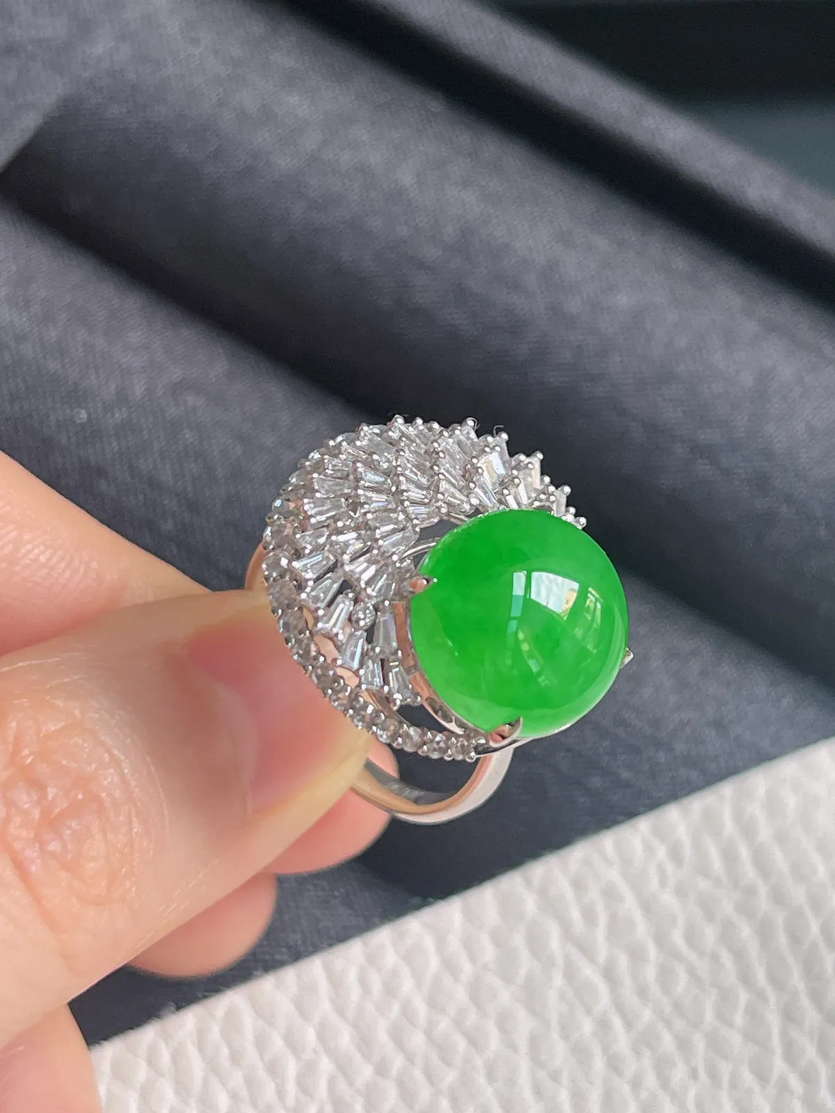 18k金伴钻石翡翠冰糯种绿色戒指