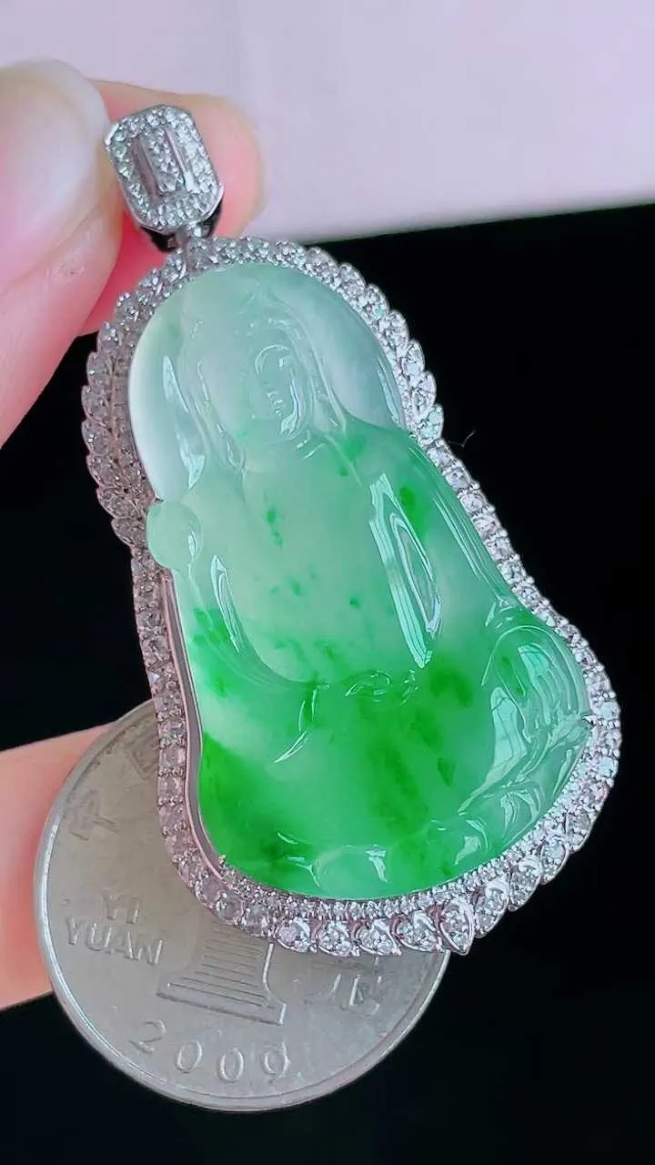 【翡翠名称】18K金镶钻高冰阳绿观音吊坠
【翡翠尺寸】含金52.2/26.4/12.5mm
【翡翠描述】宝贝种老水足，玉质细腻，色泽靓丽，性价比高，佩戴效果好！
【其它赠送】权威证书/精美挂绳盒子/支持全国复检
