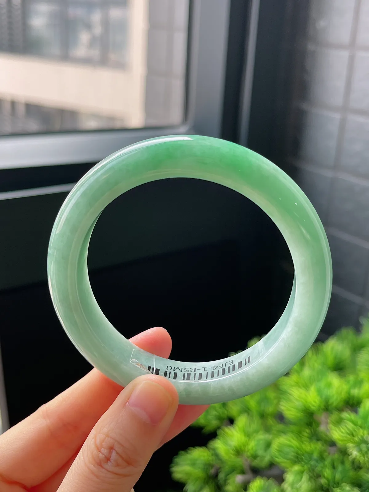 正圈57.7圈口，翡翠糯化种飘绿手镯