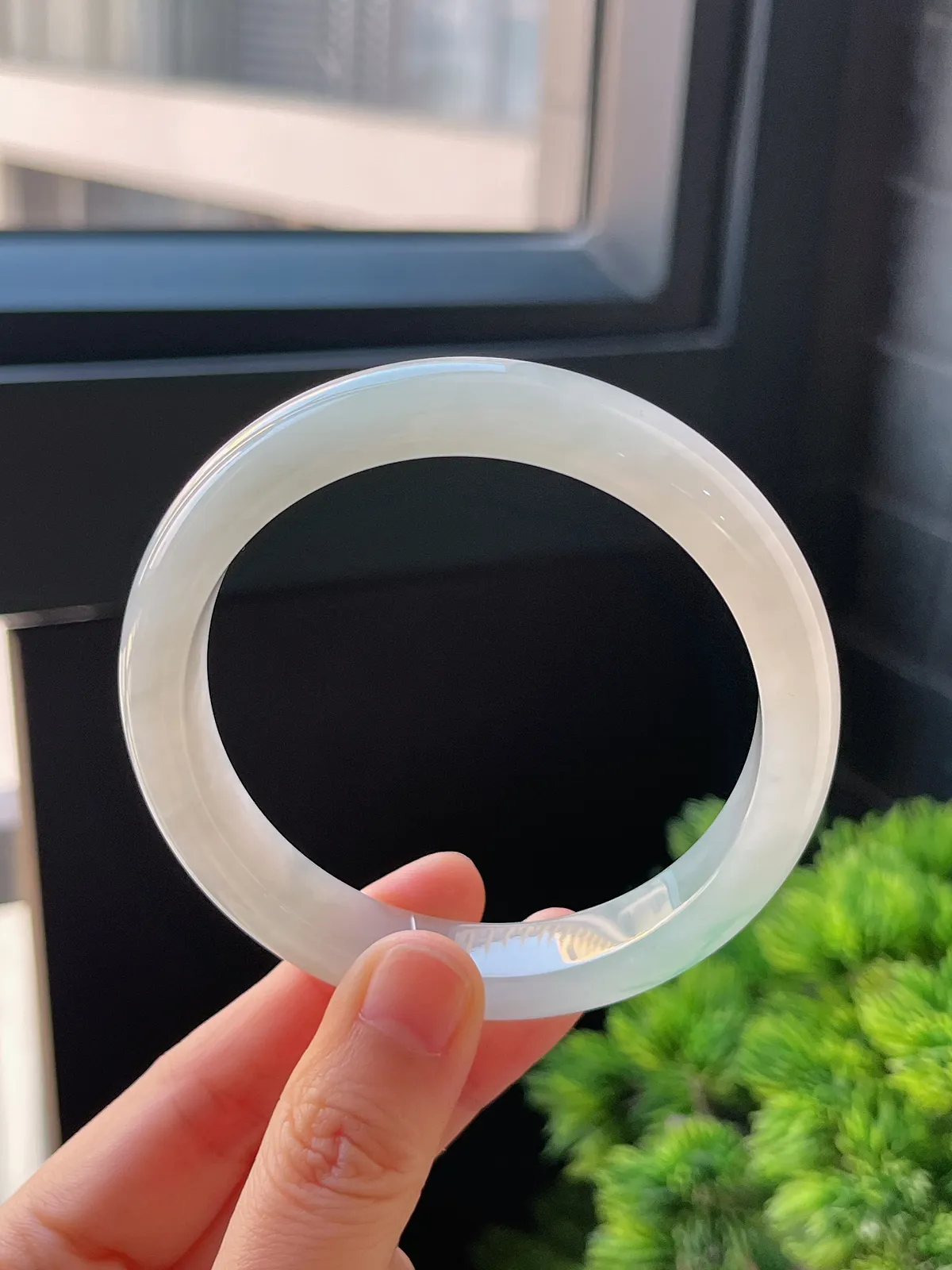 正圈59.8圈口，翡翠冰糯种飘绿手镯