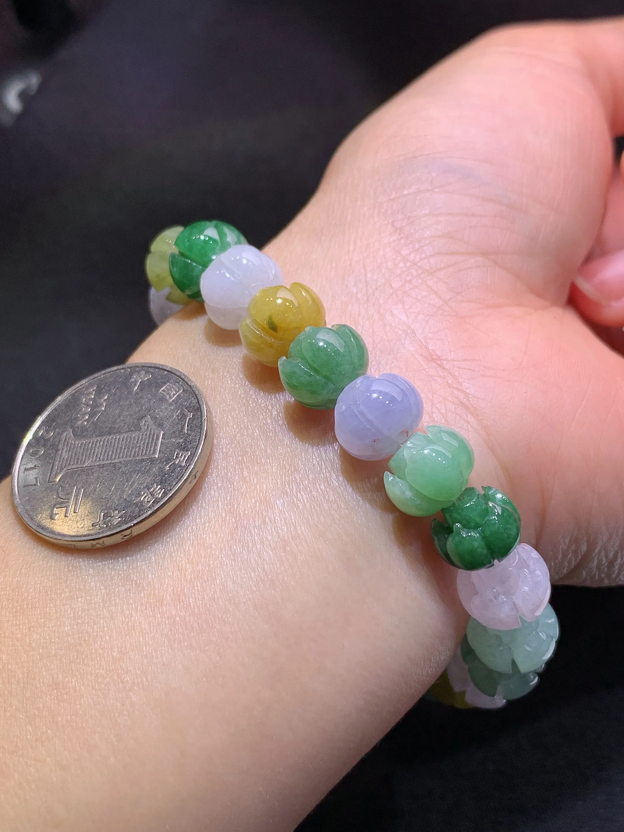 冰种多彩莲花手串，手链，冰润鲜艳，玉质细腻，种水足 整体尺寸10.2*8.3