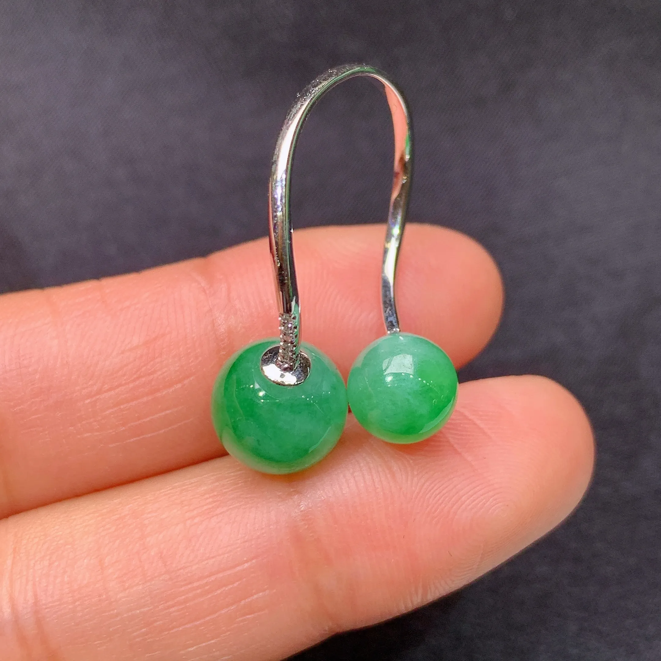 冰阳绿圆珠戒指，18k金镶嵌，简约时尚，冰润色阳，种水足Hl 圈口16 整体尺寸9.2