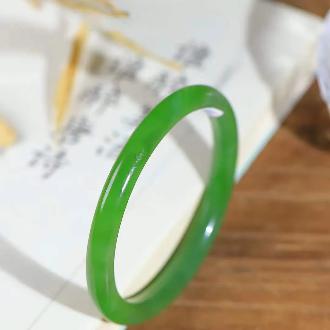 【情有独钟.手镯】

精品和田玉碧玉手镯 玉质温润细腻 油性十足 手感舒适，高华雅逸，线条流畅，简约大气，美自天成，素雅高贵。佩戴于腕间，婉约之美，举手投足间透出那低调奢华。重27克 内径57mm尺寸7.4-7.3mm 96342278YY