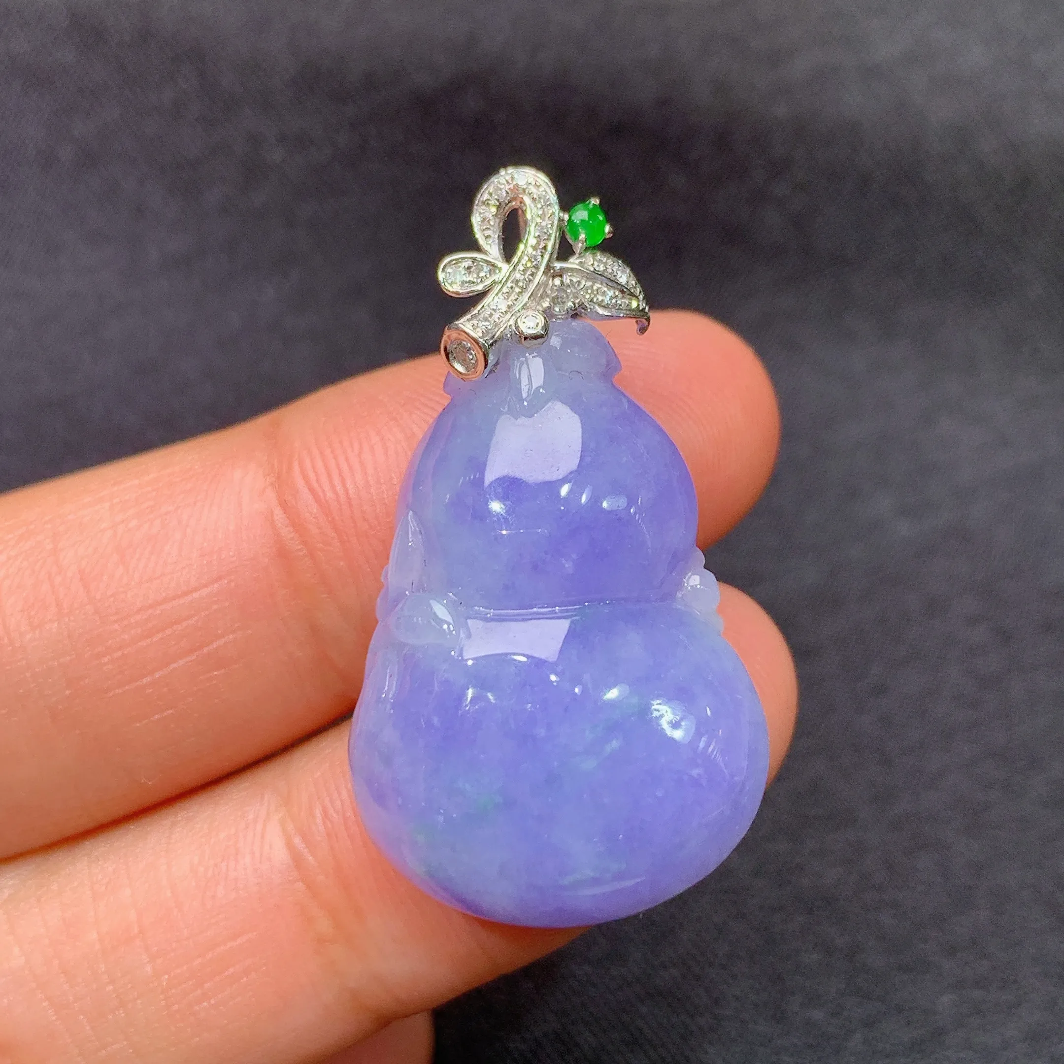 冰紫罗兰葫芦吊坠，18k金镶嵌，温润细腻，颜色浓郁，种水足 整体尺寸32.6*18.1*8.2