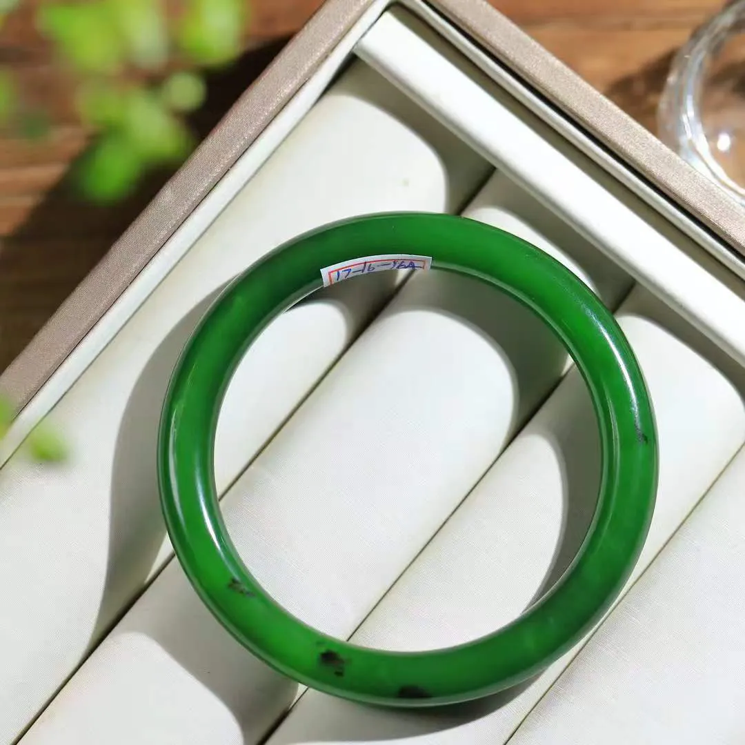 【倾心.手镯】

精品和田玉碧玉手镯 玉质温润细腻 油性十足 手感舒适，高华雅逸，线条流畅，简约大气