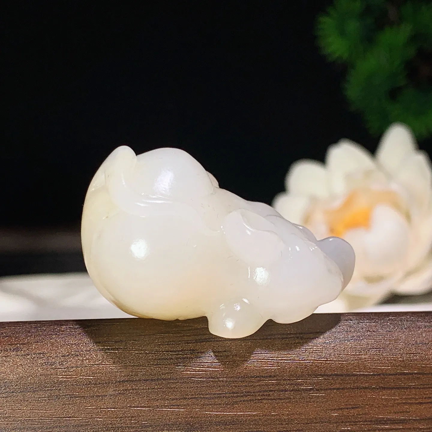 新疆和田玉且末糖生肖鼠挂件 尺寸40/24:21重28克。玉质细腻油润。手推出油。佩戴高端典雅。lt260128