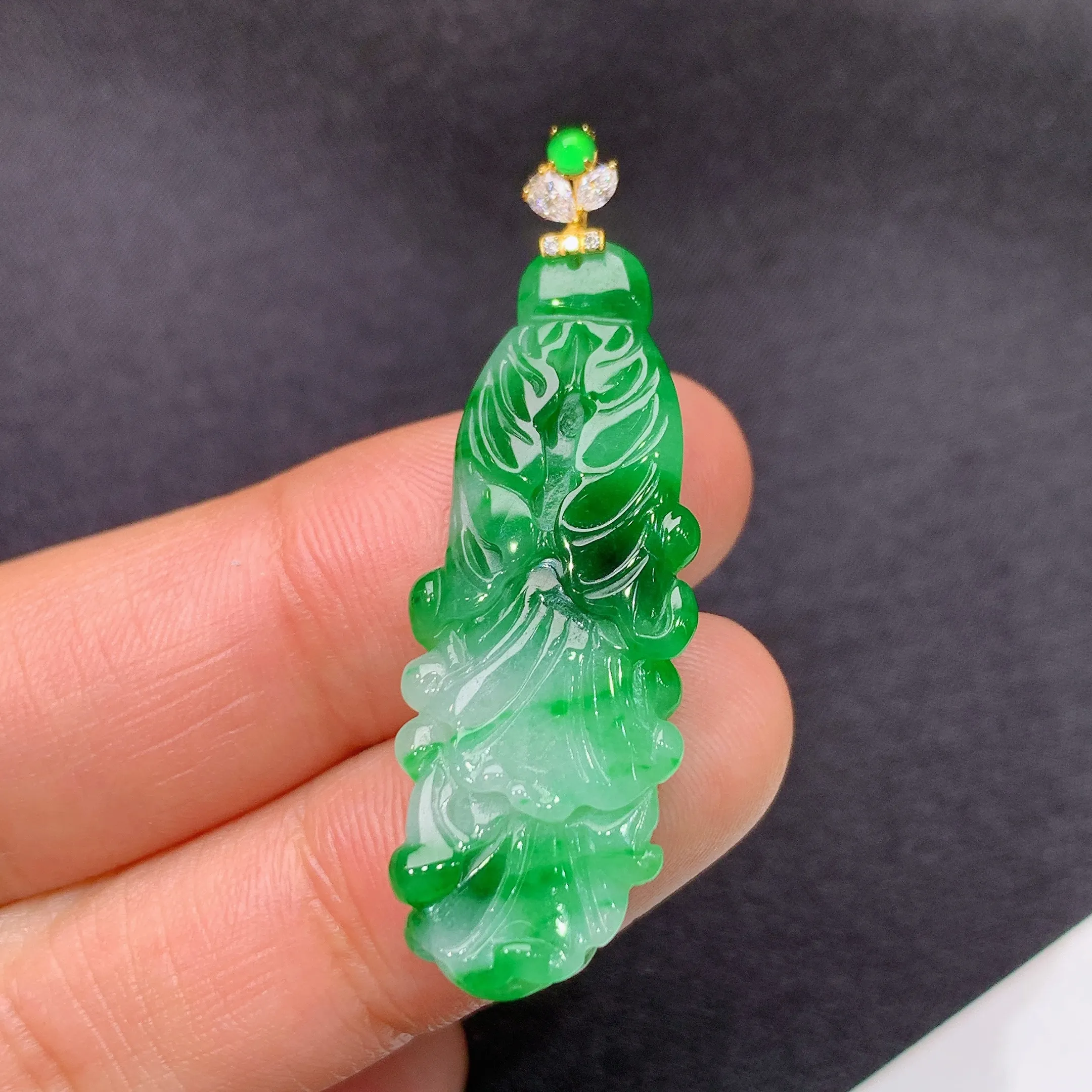 冰飘绿白菜吊坠，18k金镶嵌，冰润色阳，种水足，整体尺寸40*13.2*6