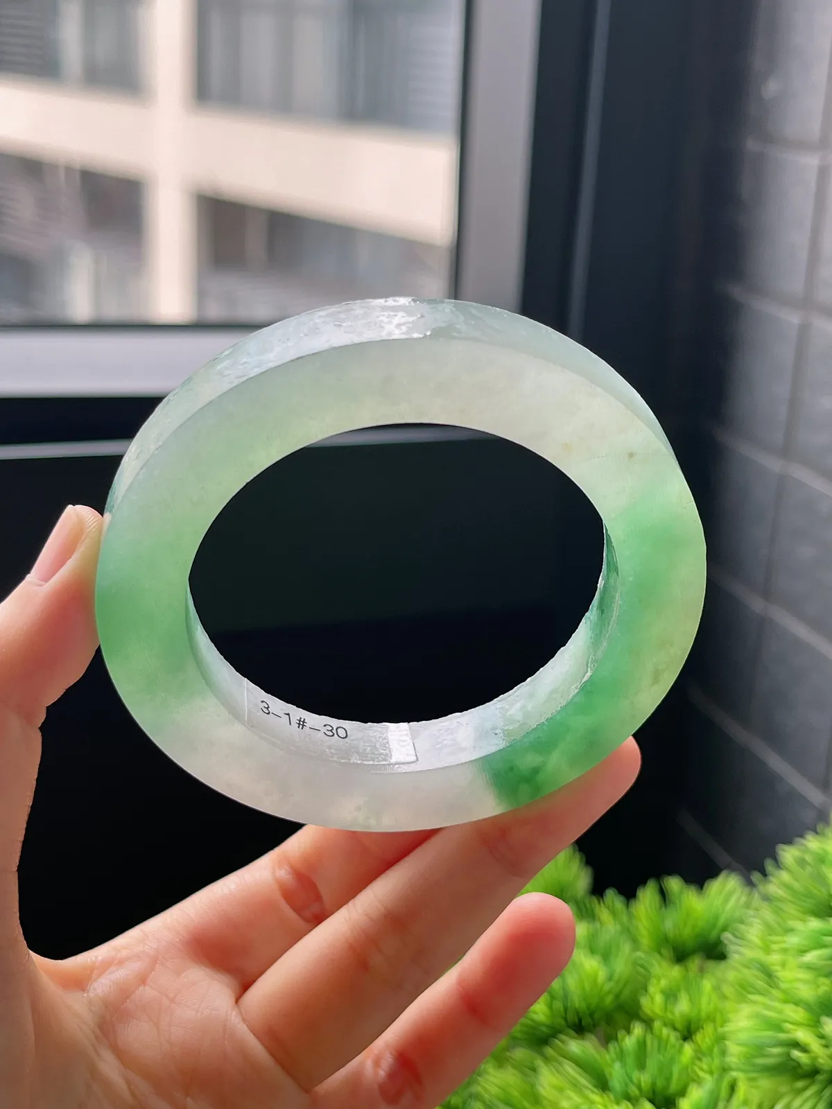 翡翠冰糯种飘绿毛坯，⭕️正圈最大做61，圆条最大做57；最小做55