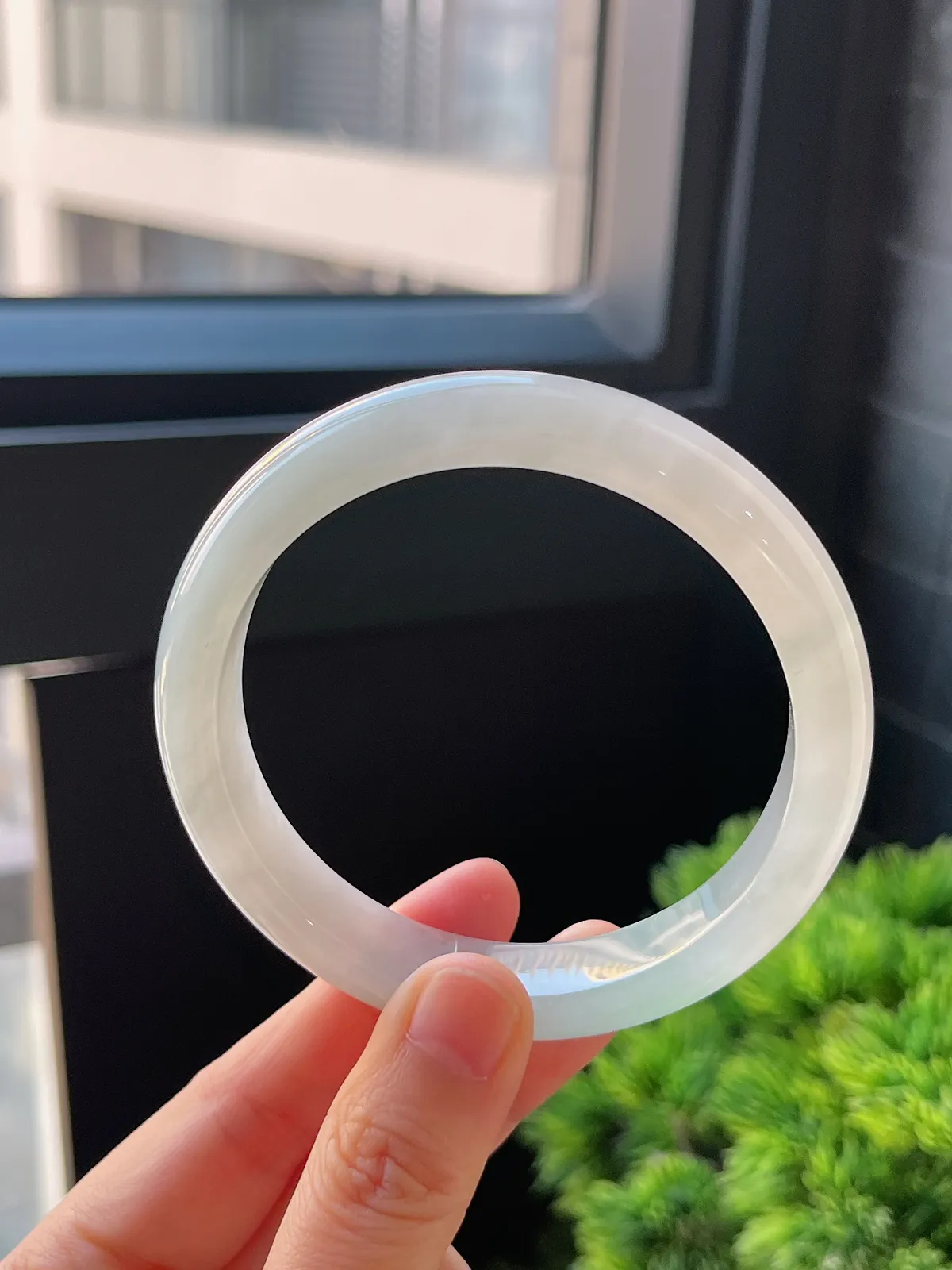 正圈59.8圈口，翡翠冰糯种飘绿手镯