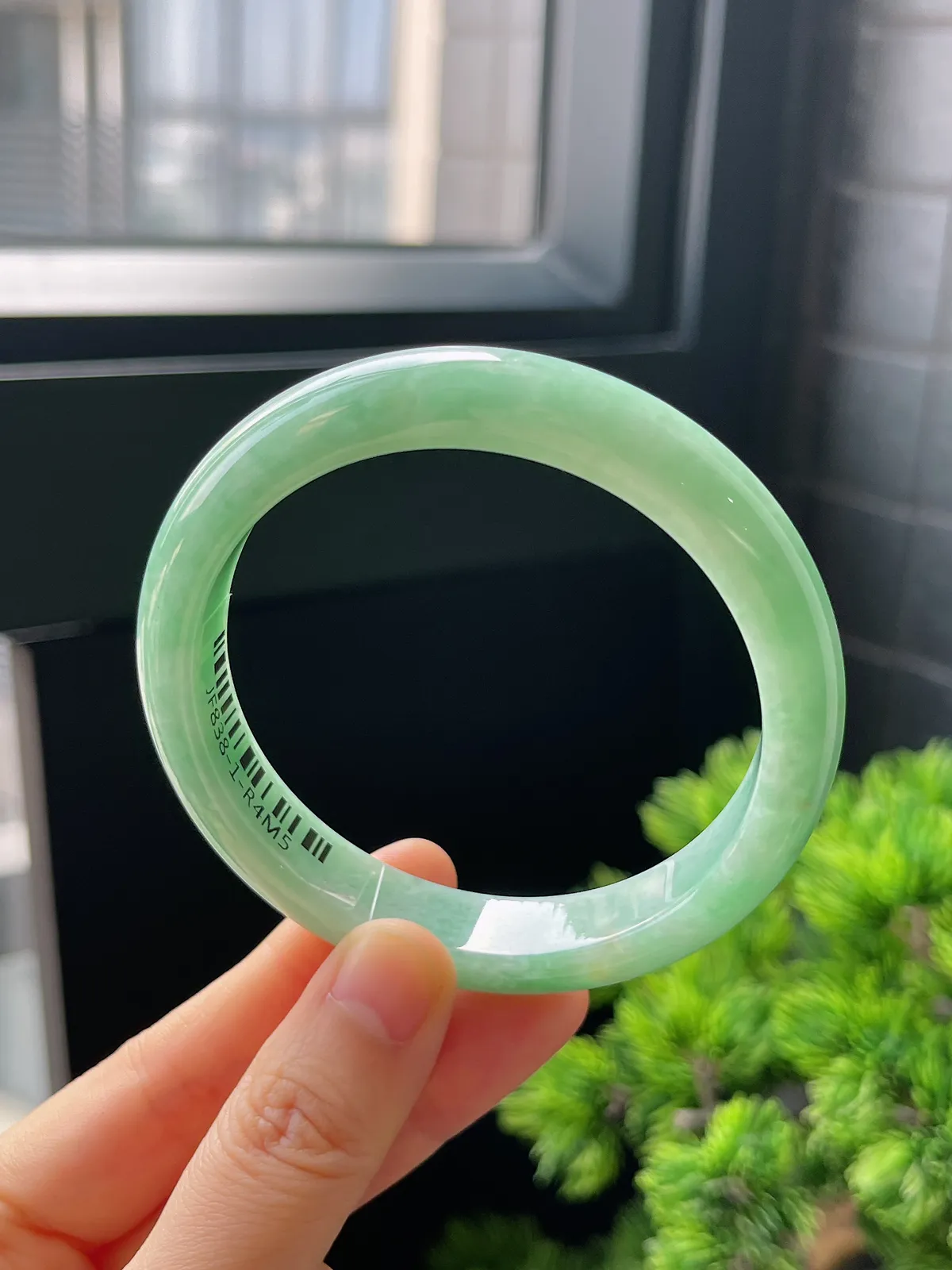 正圈59.2圈口，翡翠糯化种淡绿色手镯