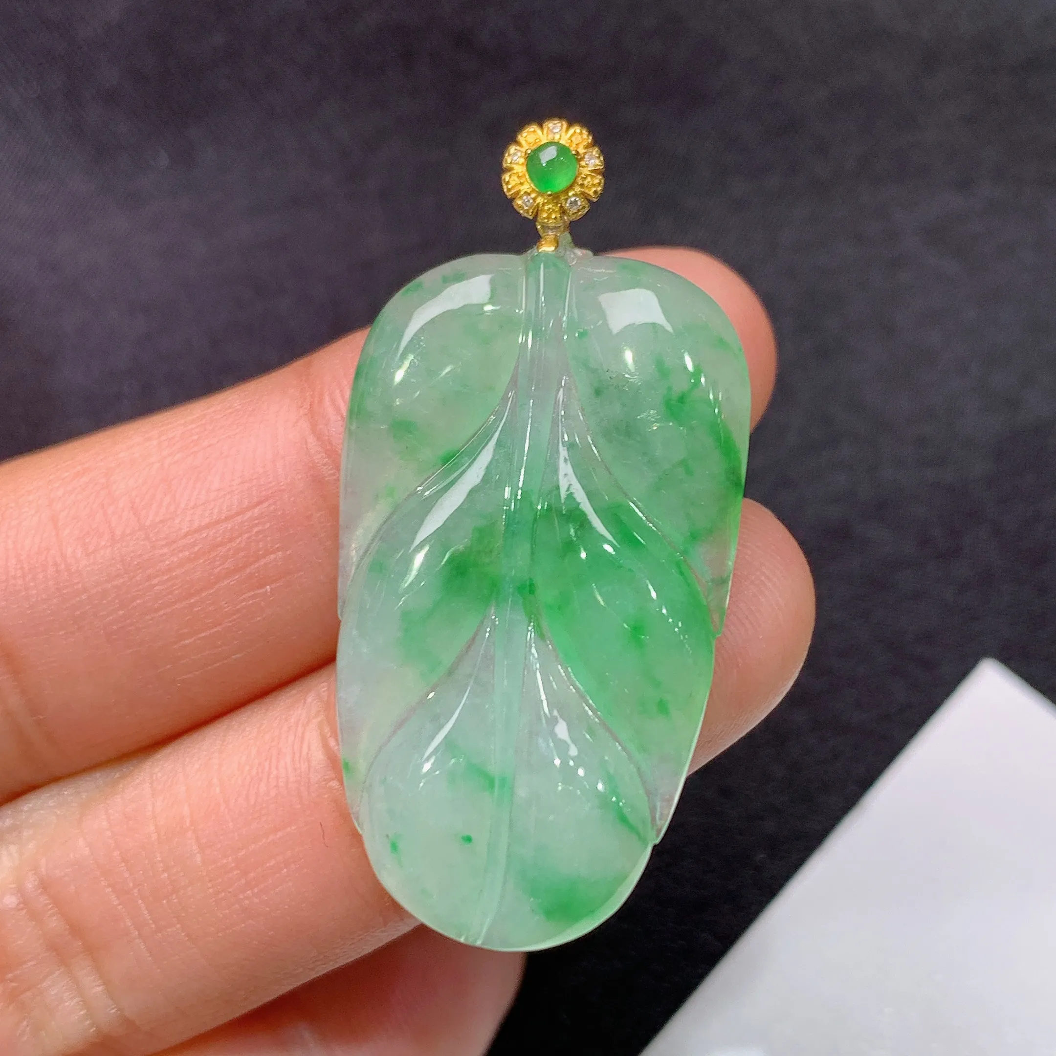 冰飘绿树叶吊坠，18k金镶嵌，冰润细腻，种水足，裸石尺寸32.3*19.2*3.6