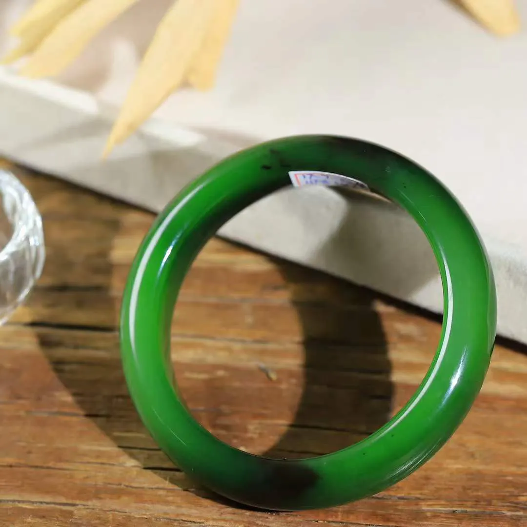 【婉约佳人.手镯】

臻品️和田玉碧玉手镯 玉质温润细腻 油性十足 手感舒适，高华雅逸，线条流畅，简约大气，美自天成，素雅高贵。佩戴于腕间，婉约之美，举手投足间透出那份低调奢华。重56克 内径54.5mm尺寸13.2-8.7mm 56302278YY