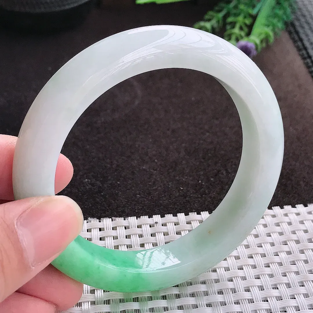 实拍A货翡翠57.8/12.5/9.6老坑精美飘绿手镯翡翠玉镯子平安镯