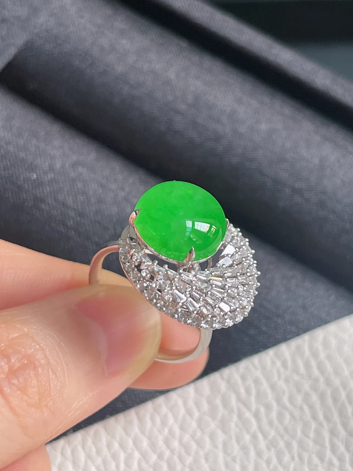 18k金伴钻石翡翠冰糯种绿色戒指