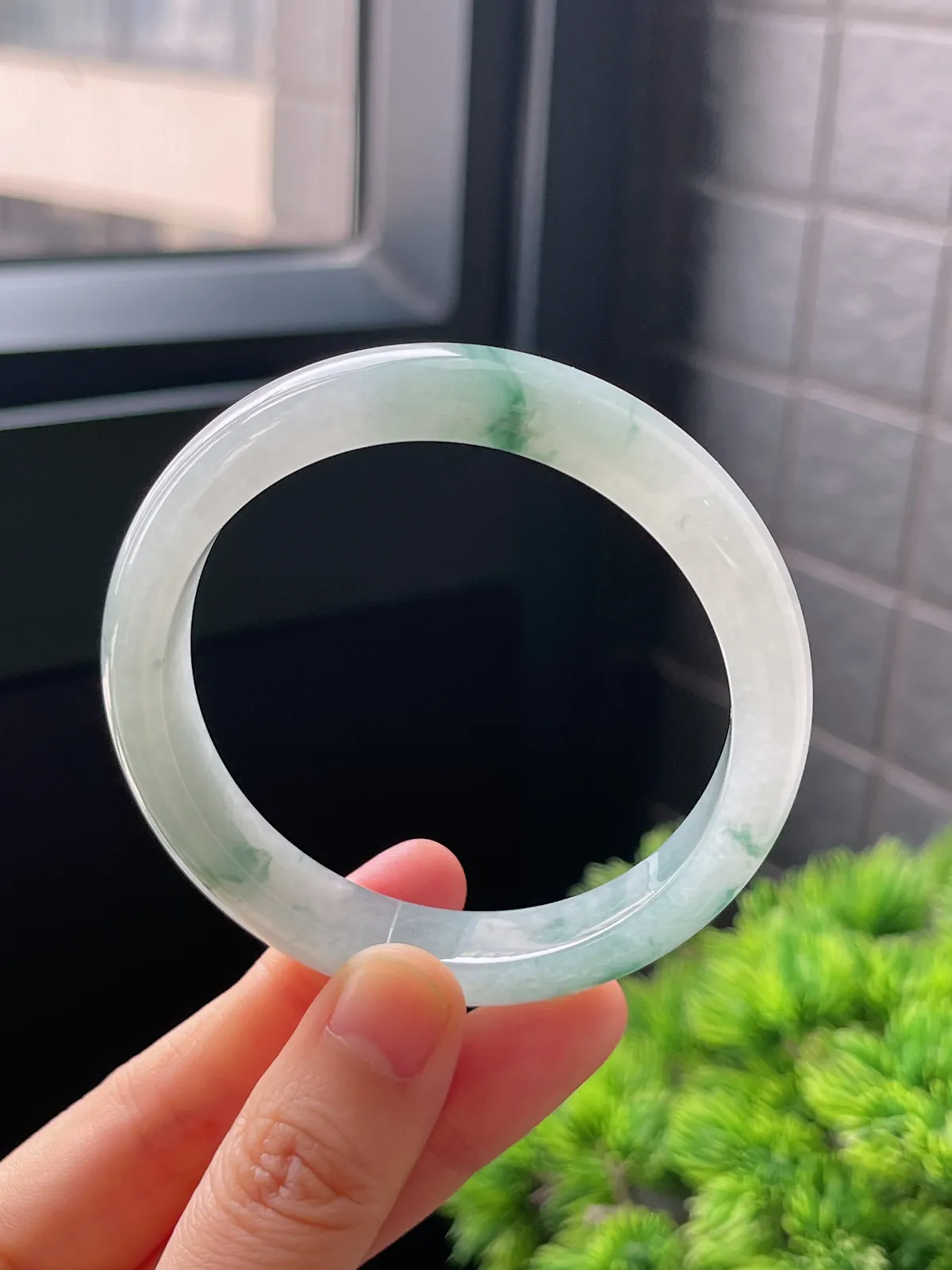 正圈55圈口，翡翠冰糯种飘绿手镯