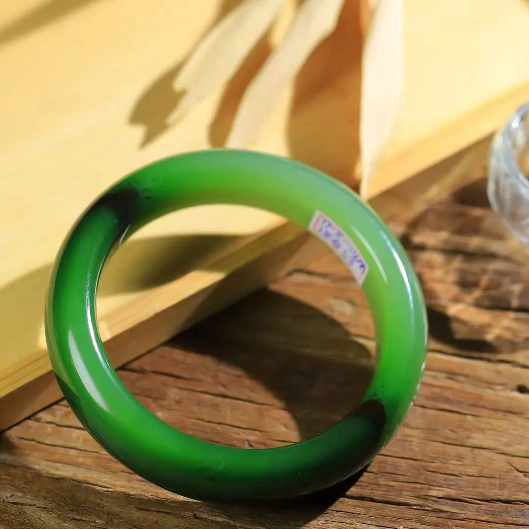 （柔情似水.手镯）

精品和田玉碧玉手镯，玉质温润细腻，镯型饱满圆润，优雅知性，姽婳于幽静兮，又婆娑乎人间，经典款型，古朴典雅。极具灵性，腕间风情，风姿卓越。 
重58.8克    内径53.5mm 尺寸13.8-8.6mm   78302278YY