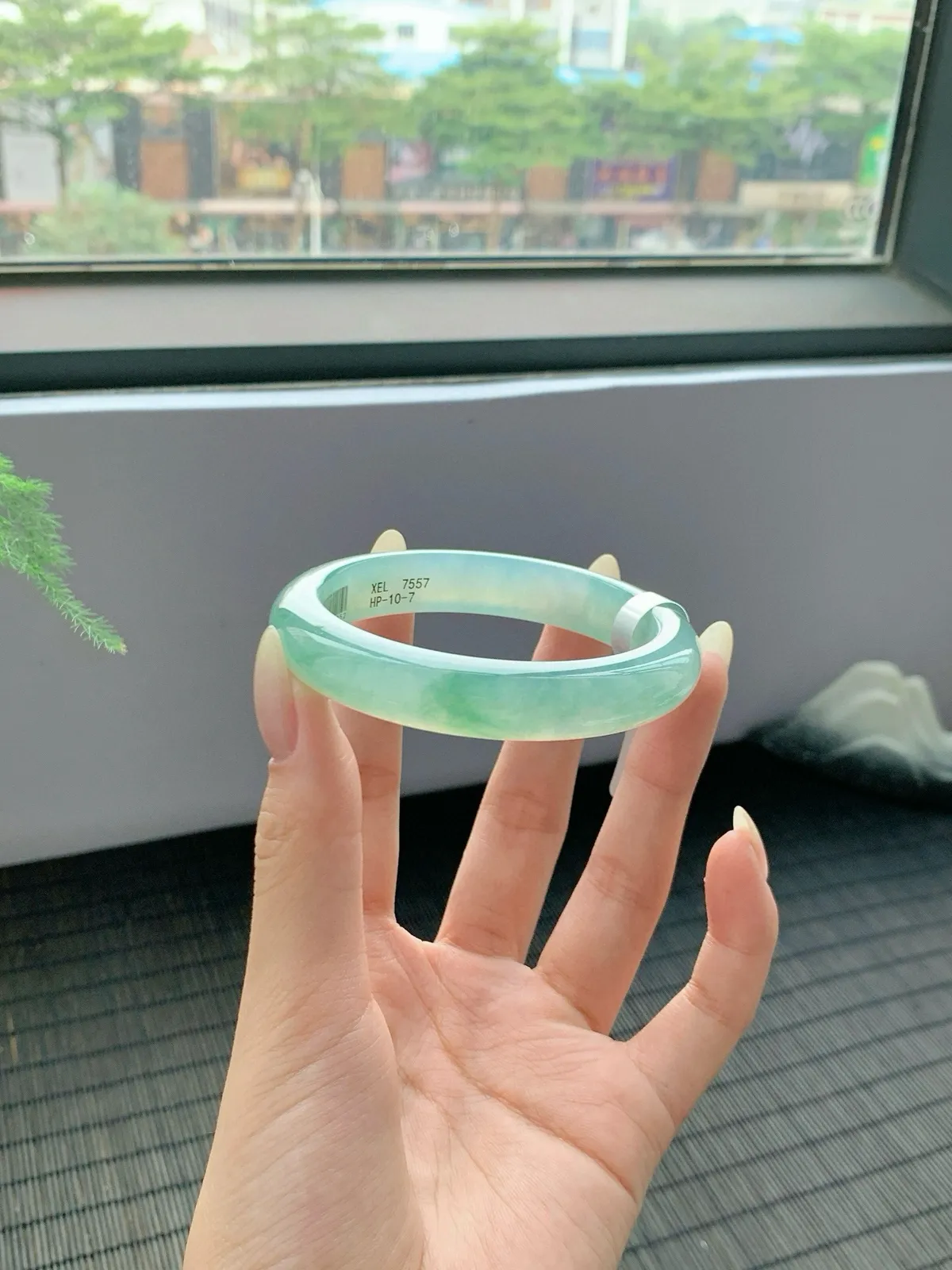 冰飘绿手镯，绿阴不减来时路治愈系底色纯净心灵秋波盈盈 腕间的柔美气质
【尺寸】57-12-8mm