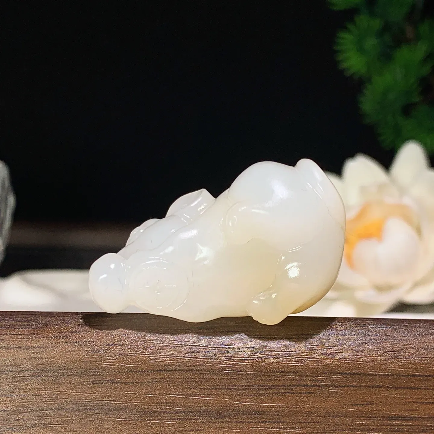 新疆和田玉且末糖生肖鼠挂件 尺寸40/24:21重28克。玉质细腻油润。手推出油。佩戴高端典雅。lt260128