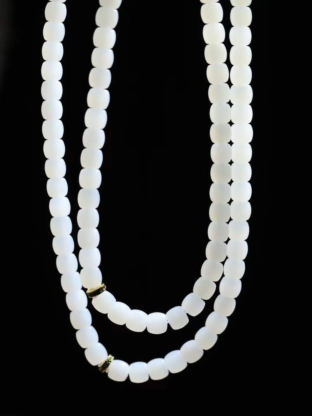 【链.108】

精品和田玉白玉直切珠108挂链 玉质温润细腻 油性十足 佩戴舒适。珠珠落玉盘，间关莺语花底滑，一生美好时光，无论身在何处，都有它相伴相守。事事顺遂，幸福美满，吉祥如意。重59.8克 尺寸取一5.9-6.7mm FDA-78162892