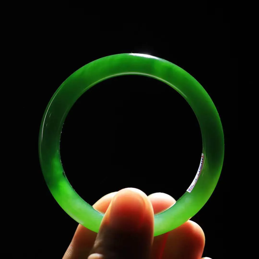 【倾心.手镯】

精品和田玉碧玉手镯 玉质温润细腻 油性十足 手感舒适，高华雅逸，线条流畅，简约大气，美自天成，素雅高贵。佩戴于腕间，婉约之美，举手投足间透出那份低调奢华。 重44.7克 内径52.7mm 尺寸12-7.7mm  78302278YY