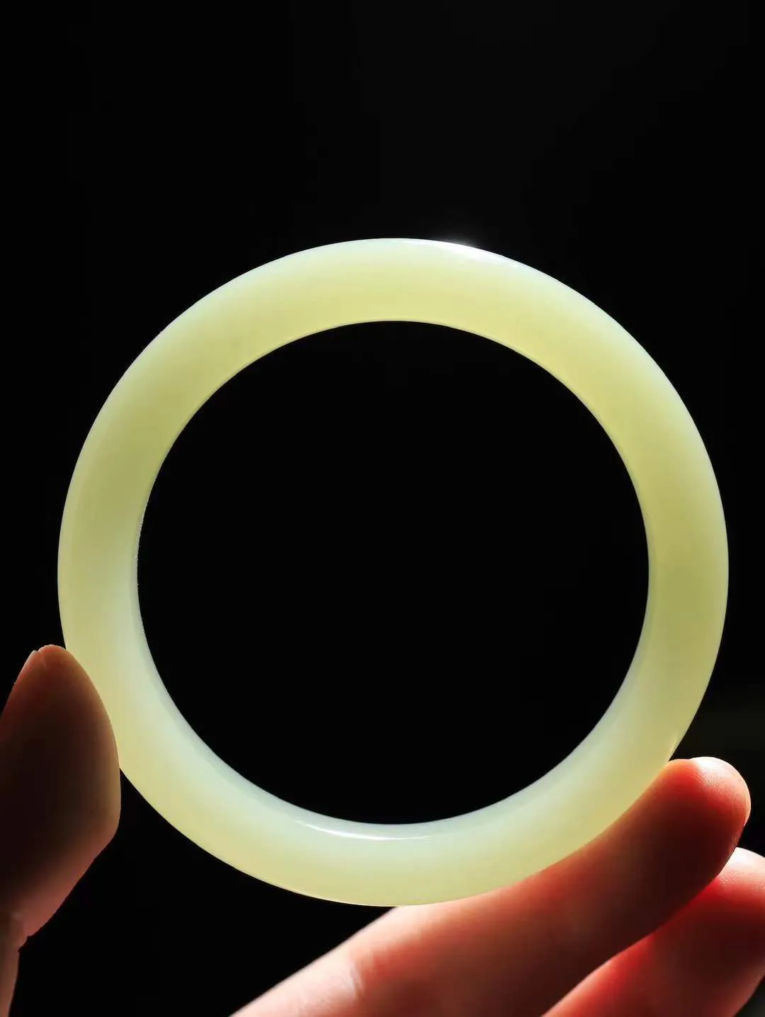 【岁月之韵.手镯】

精品和田玉晴水手镯，色泽淡雅如雨后初晴的天空，清新脱俗。手镯圆润饱满，寓意圆满和谐，承载着岁月的温柔与时光的沉淀。无论是日常佩戴还是珍藏，都是对美好生活的诗意表达。重50.5克  尺寸56-11.5-8.5mm  56152804L