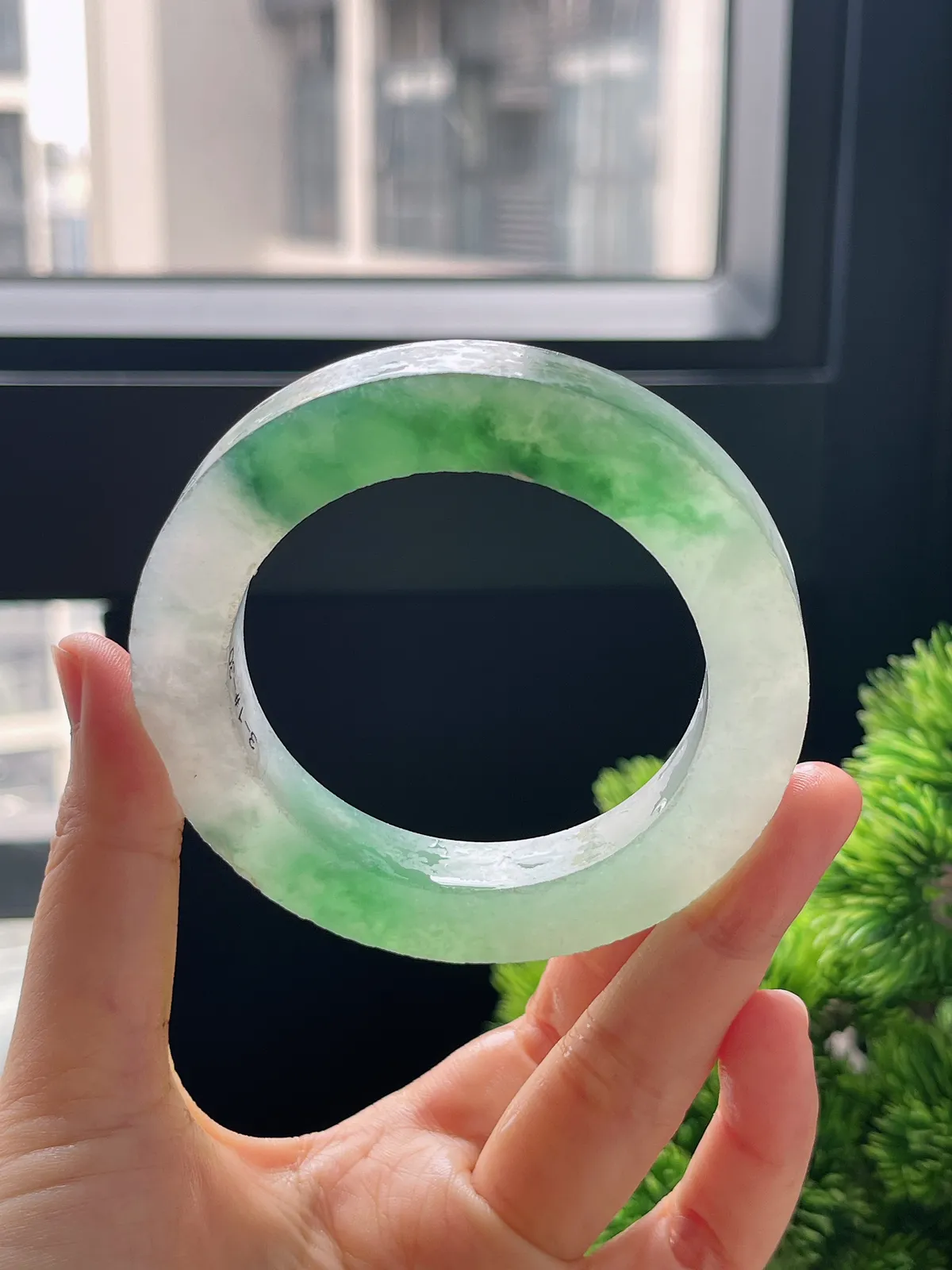 翡翠冰糯种飘绿毛坯，⭕️正圈最大做61，圆条最大做57；最小做55