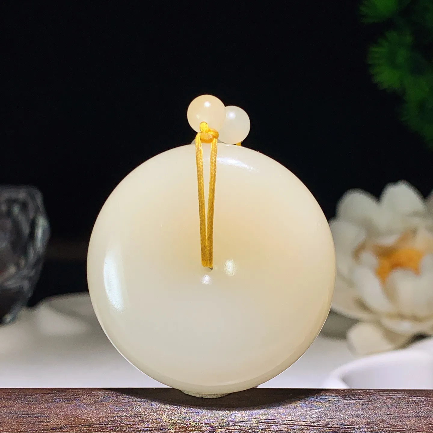 新疆和田玉且末糖平安扣挂件 尺寸38/12重70.5克。玉质细腻油润。手推出油。佩戴高端典雅。lt260128